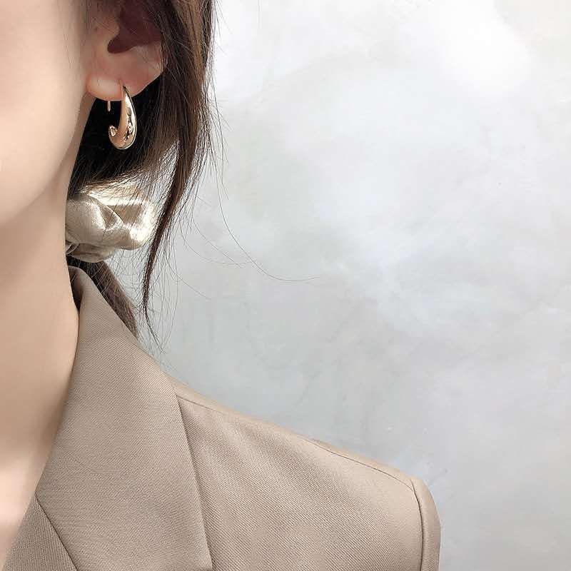 Personality simple smooth cold wind earrings Korean temperament style fashion light luxury design sense small earrings women