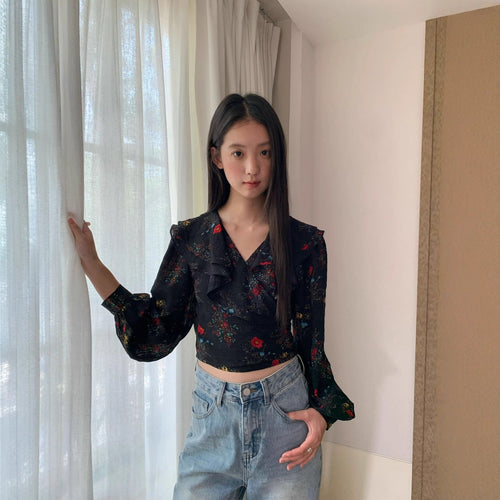 Age-reducing short strap floral ruffle shirt