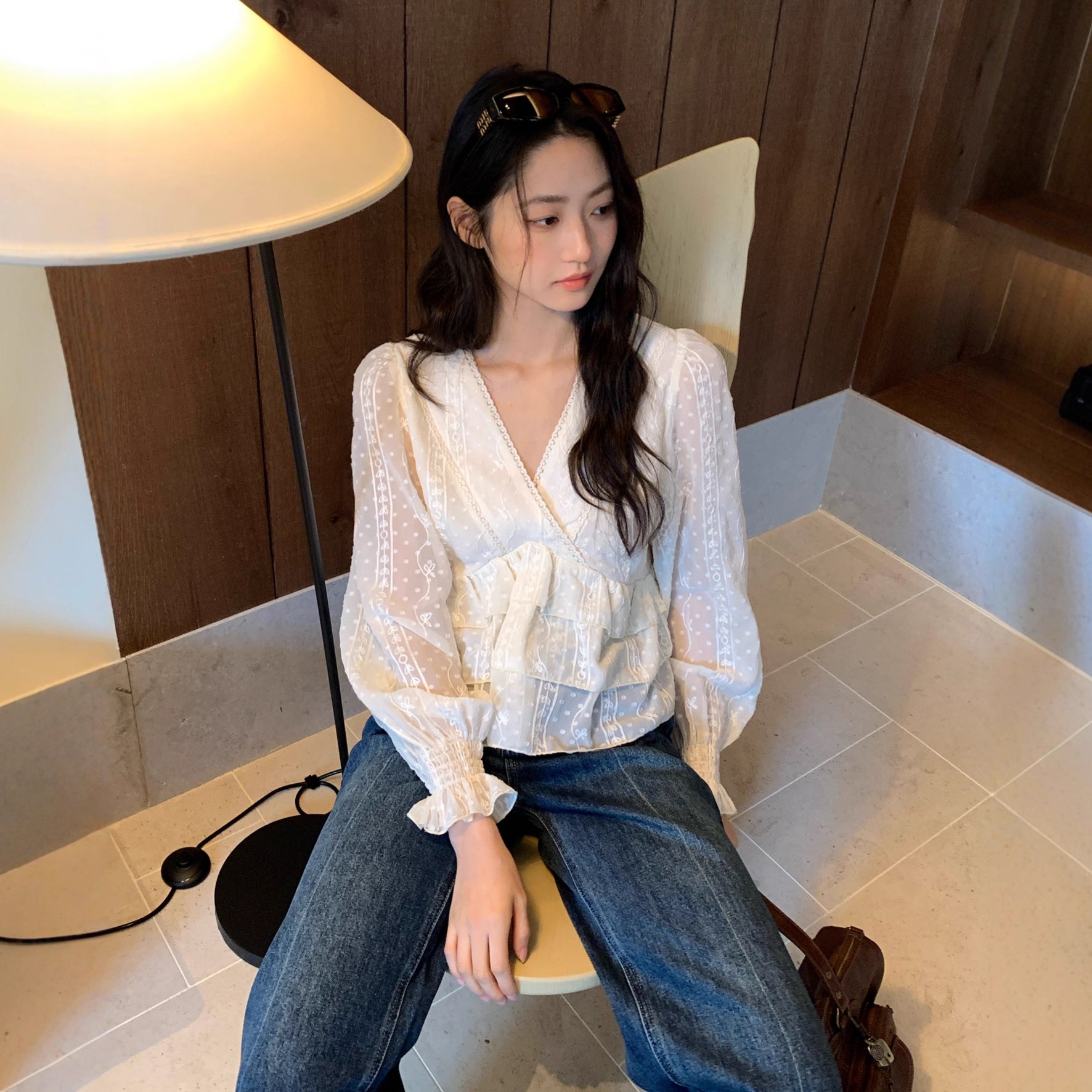 Chic design ruffled long-sleeved v-neck shirt