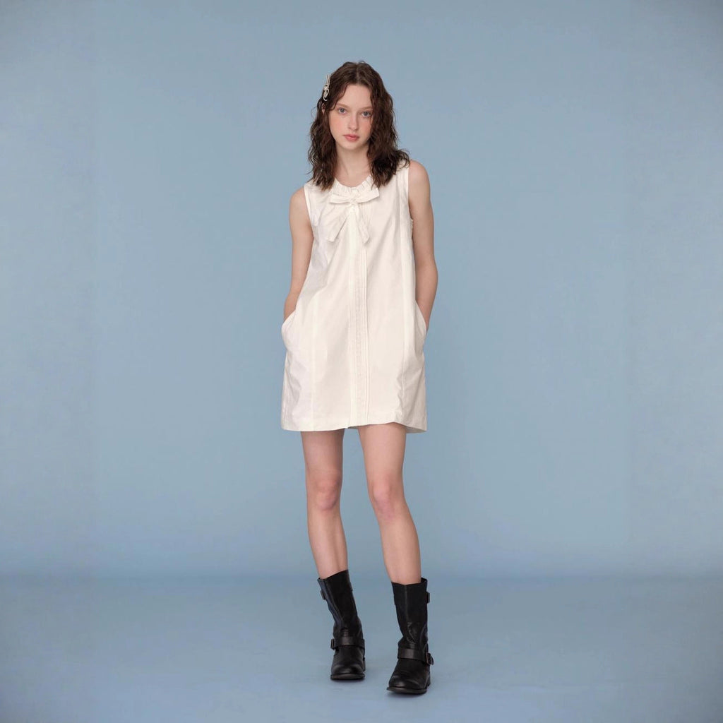 Romantic sweet and smart bow-decorated sleeveless dress