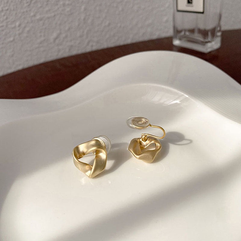Premium sense metal mosquito coil disc loop earrings French ear clips can be worn without ear piercings, earrings are simple, fashionable and versatile