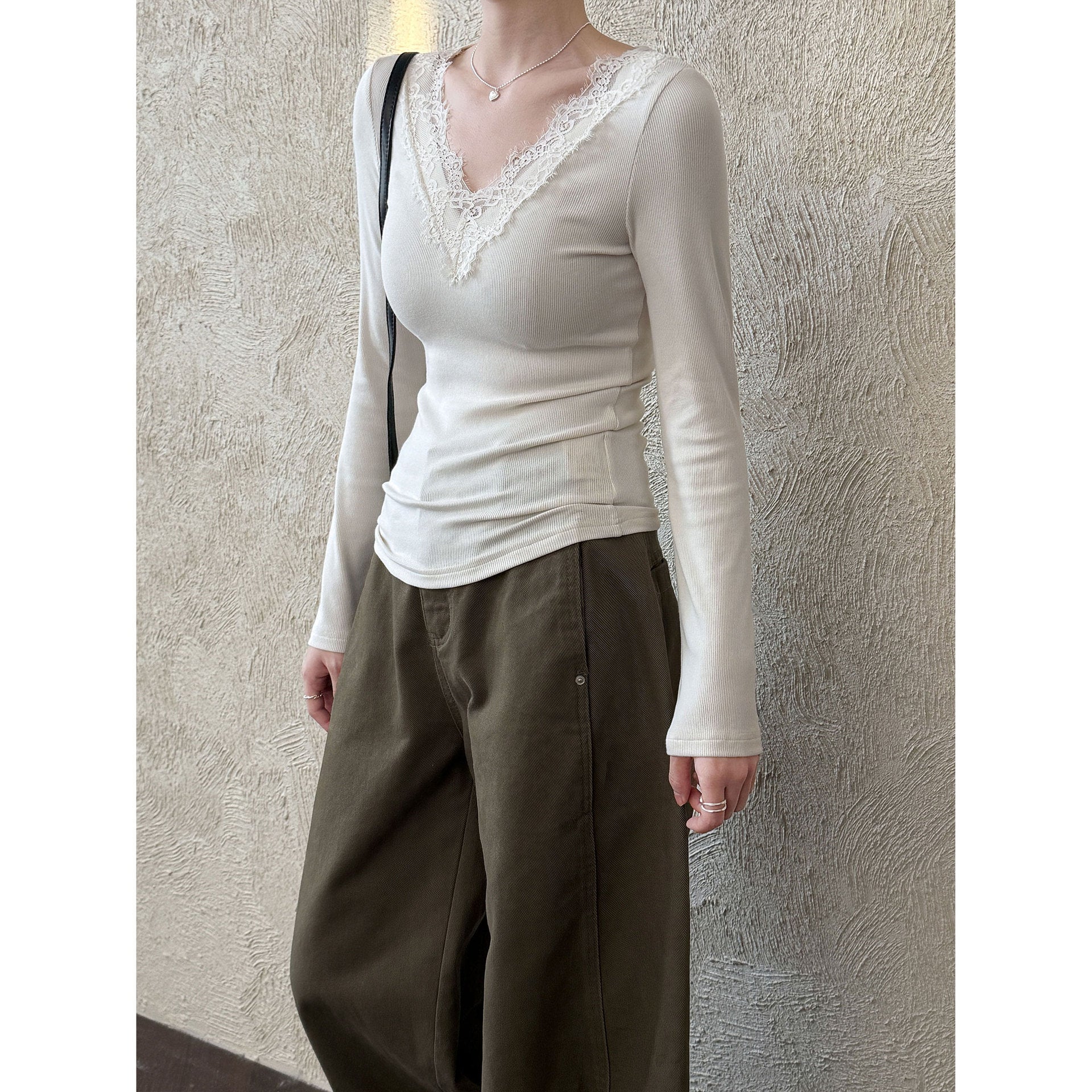Korean gentle V-neck lace bottoming shirt women's early spring splicing knitted slim inner top