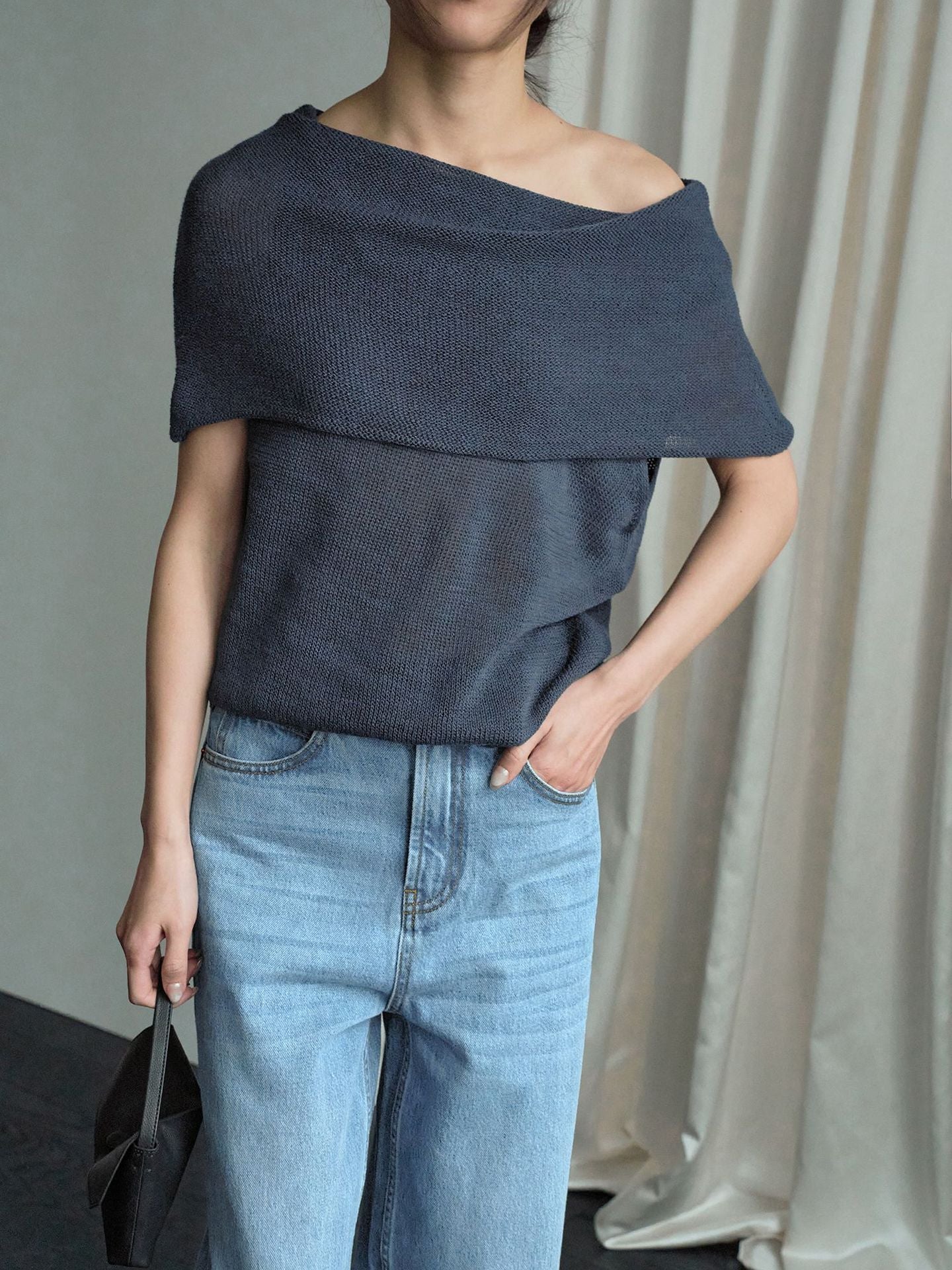 Wear more than one dress, but you can wear a lazy knitted sweater with straight shoulders and slanted shoulders.