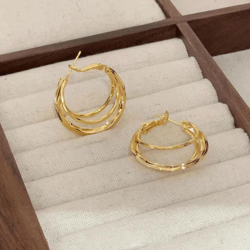 Gold circle earrings, new three-line high-end, unique earrings, fashionable and personalized ins stud earrings, women's earrings.