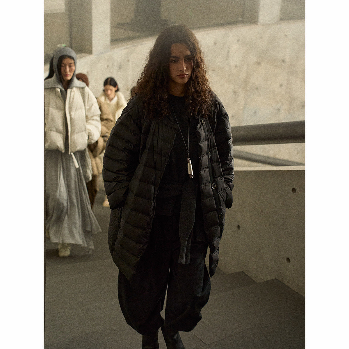Nolleless silhouette quilted ribs to keep warm, light like clouds 90 white duck down jacket