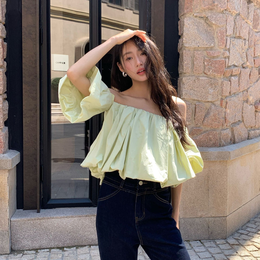 Sweet age-reducing bubble sleeve off-the-shoulder shirt