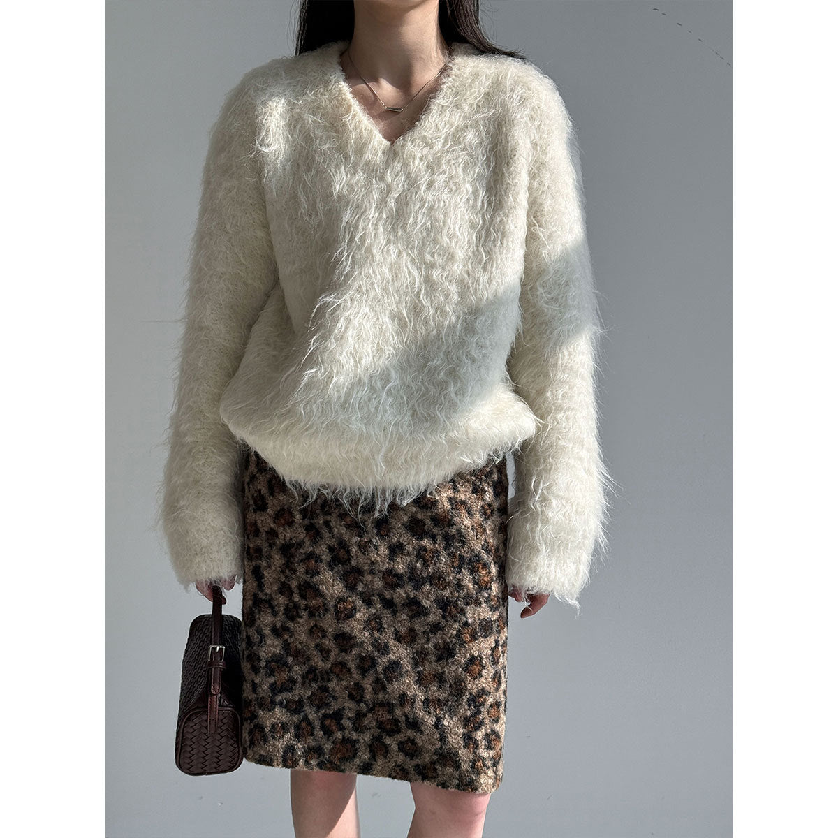 Gentle soft waxy pulled V-neck knitted sweater women's new lazy wind wool warm sweater in winter