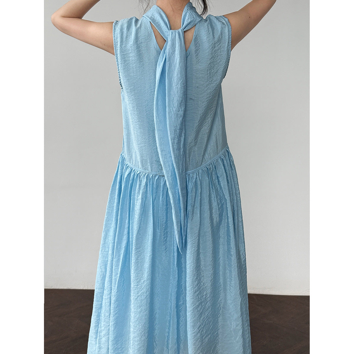 Gentle and sweet wind vest skirt women's summer design sense streamer neckline pure age-reducing dress