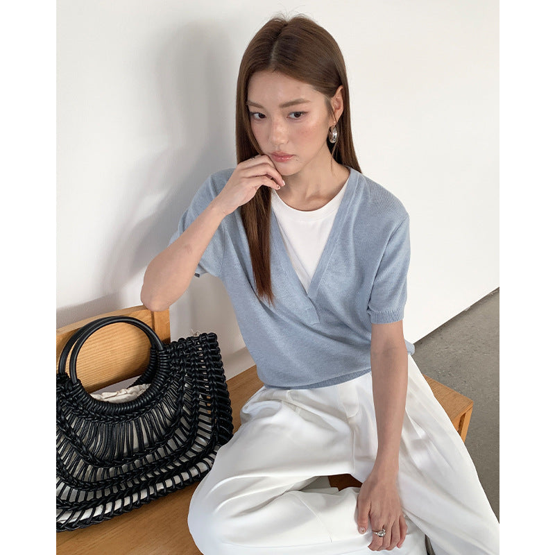 Design sense niche fake two-piece short-sleeved T-shirt spring contrast V-neck knitwear