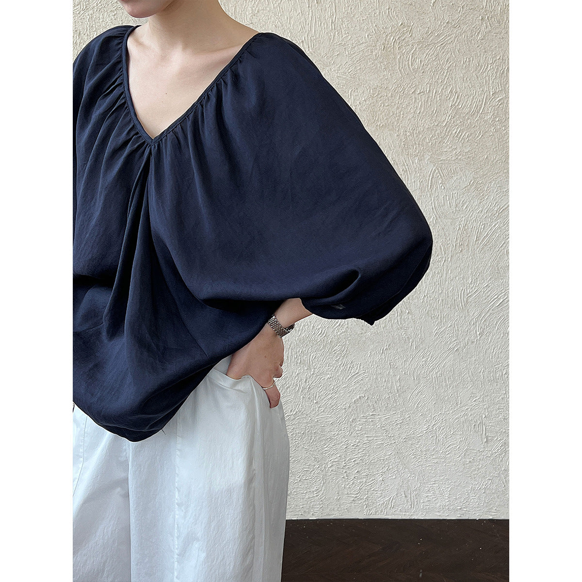 French retro bat-sleeved V-neck shirt women's summer new niche design loose shirt