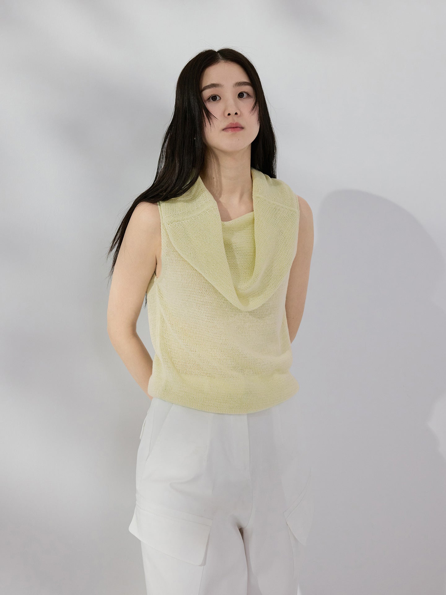 Wear more than one dress, but you can wear a lazy knitted sweater with straight shoulders and slanted shoulders.