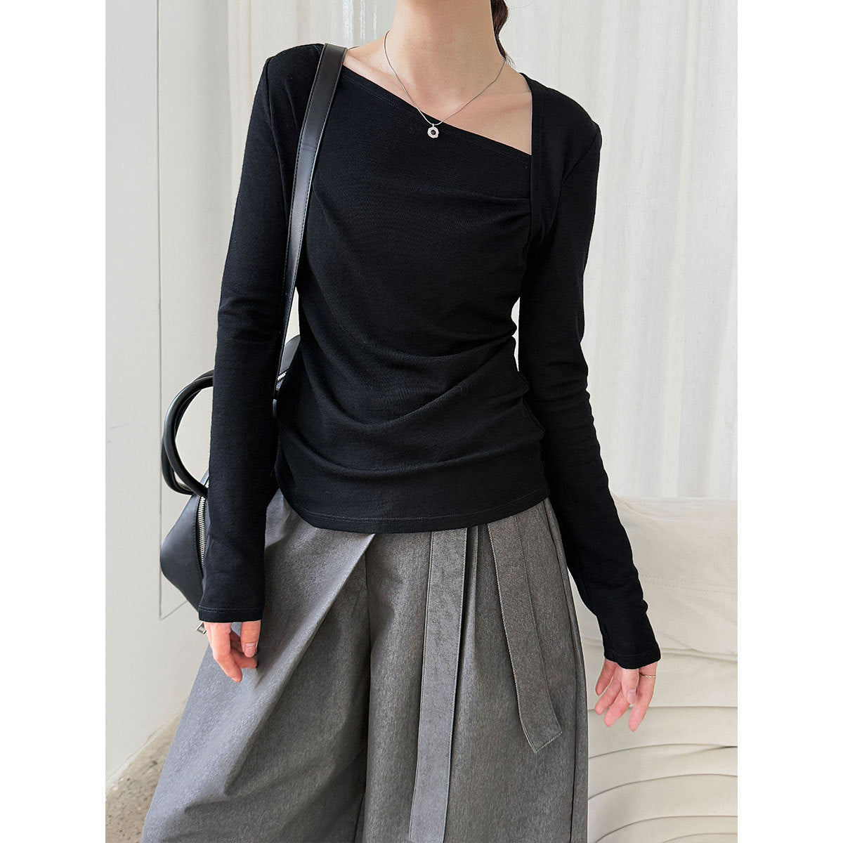 Slash shoulder design pleated bottoming shirt