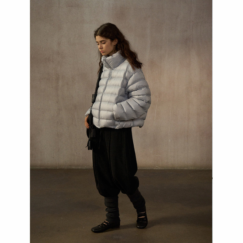 Light and warm, simple and fluffy stand-up collar ribs, quilted commuting and thin down jacket