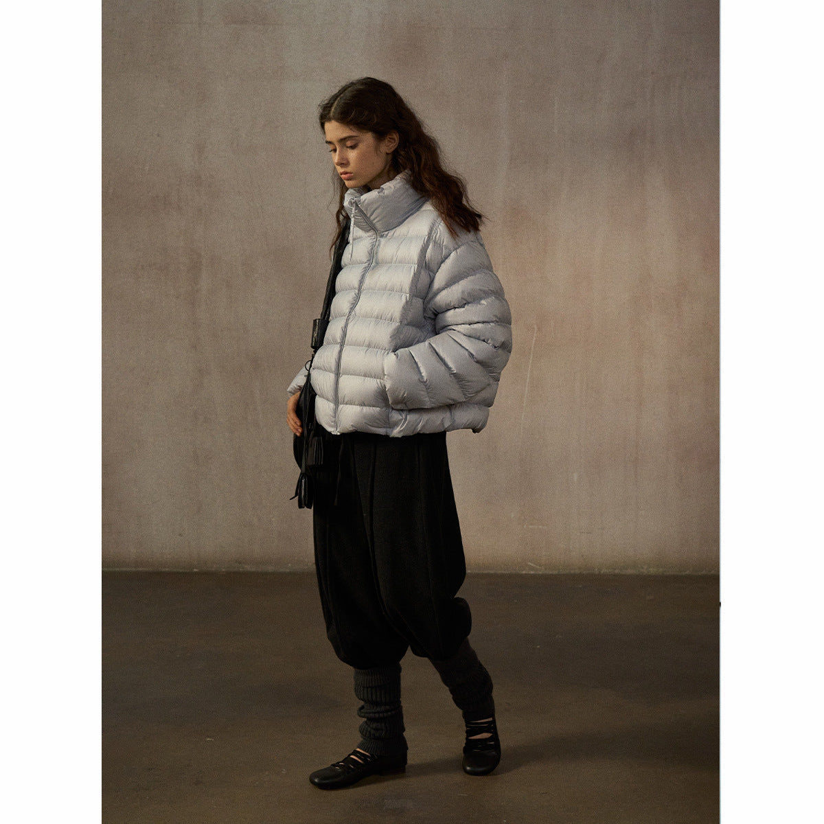 Light and warm, simple and fluffy stand-up collar ribs, quilted commuting and thin down jacket