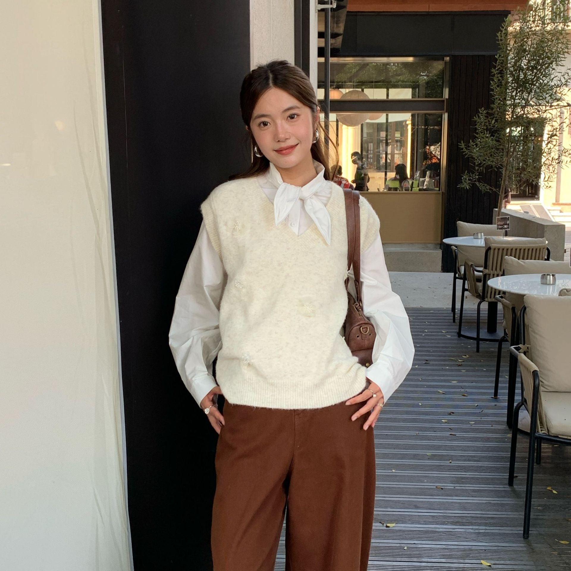 Sweet stacked three-dimensional flower wool v-neck sweater vest