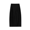 In early spring, the daughter of a French celebrity has an elegant and fashionable slit skirt