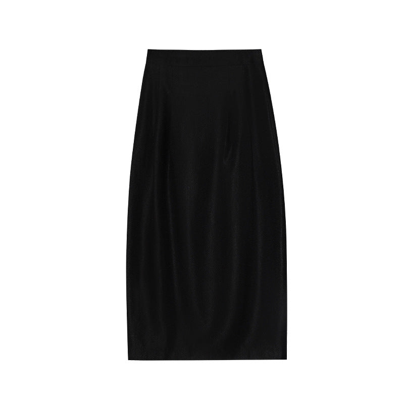 In early spring, the daughter of a French celebrity has an elegant and fashionable slit skirt