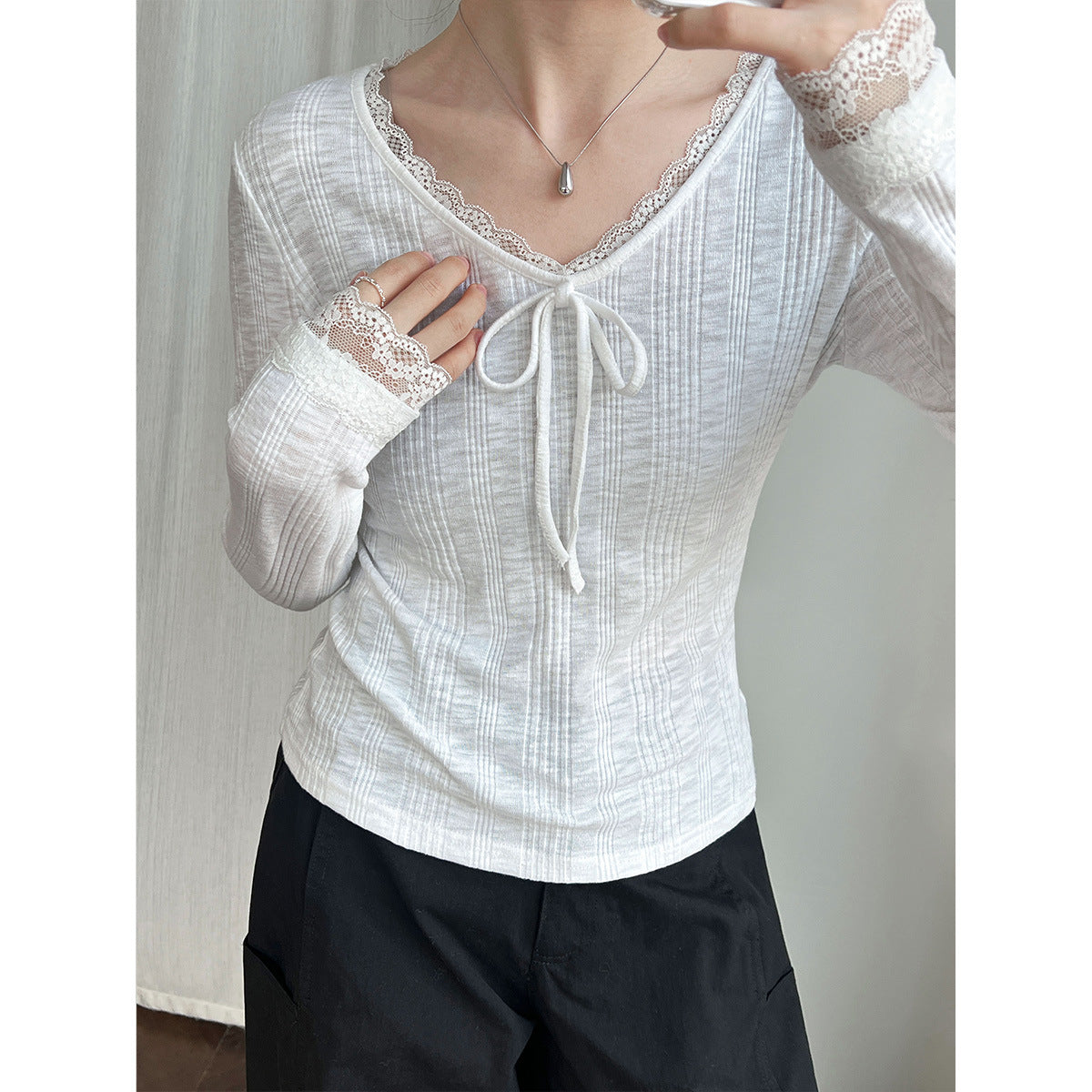 Korean V-neck lace bow long-sleeved T women's early spring new slim-fit bottoming shirt