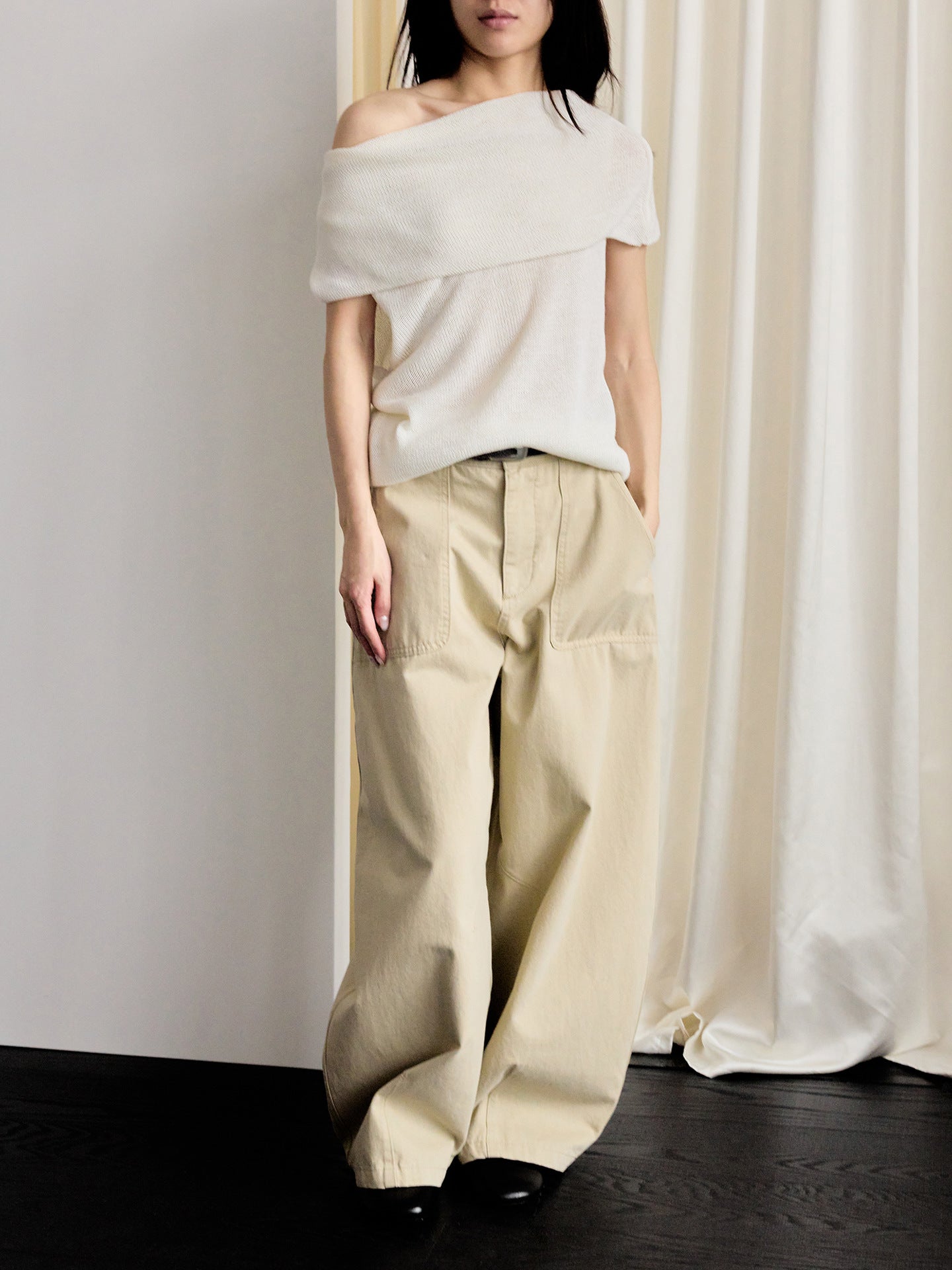 Wear more than one dress, but you can wear a lazy knitted sweater with straight shoulders and slanted shoulders.