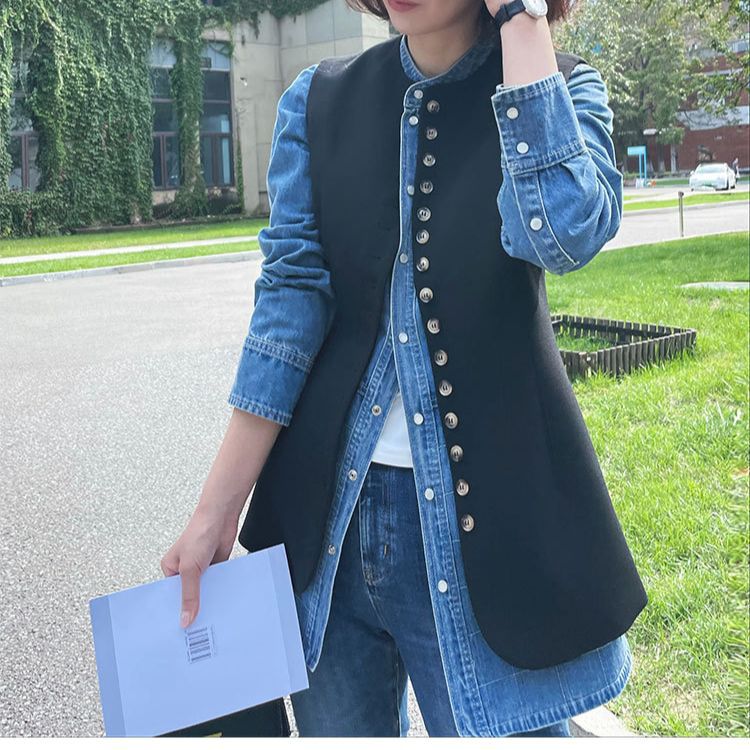 Single-breasted vest, stacked coat in early spring, commuter top