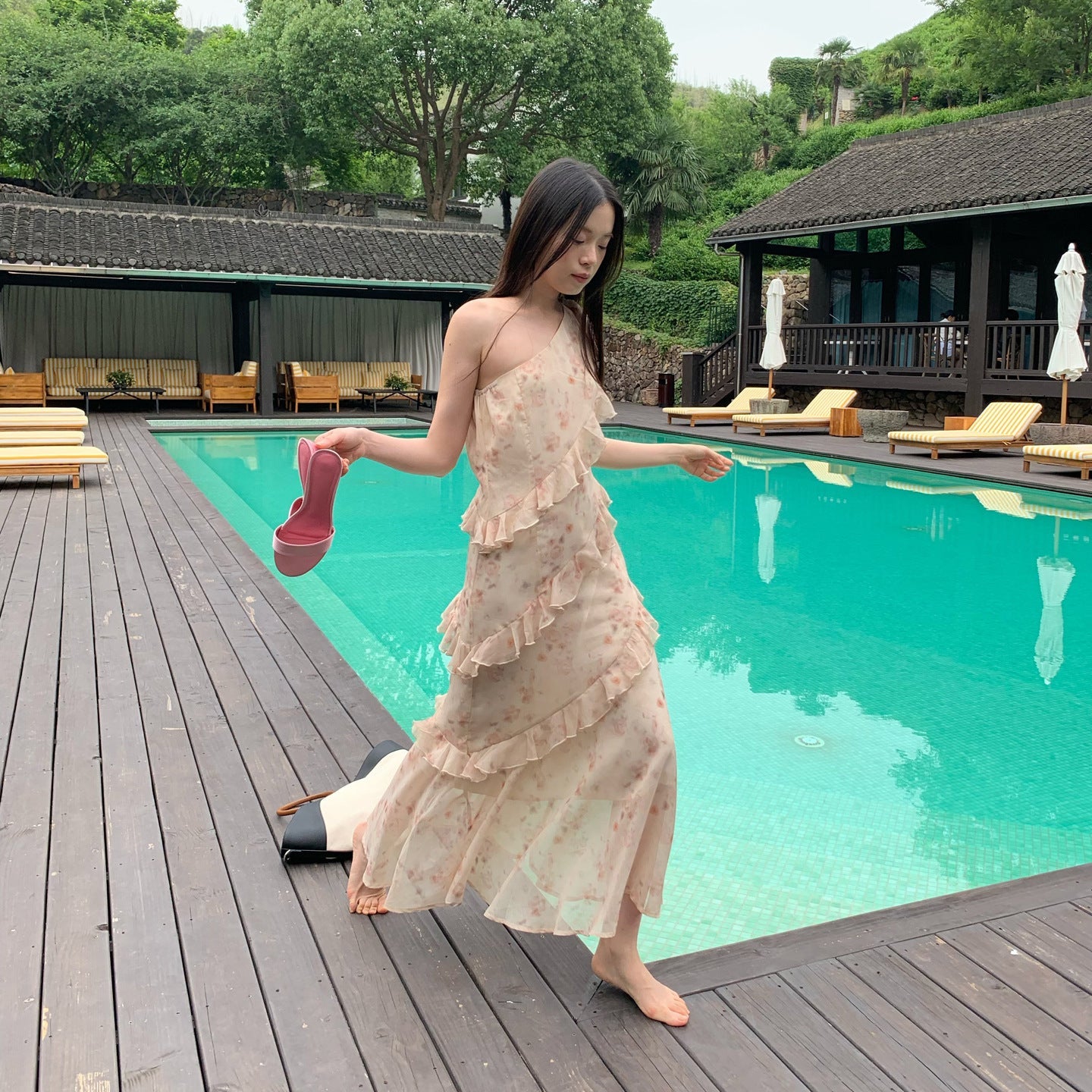 Sweet age-reducing fungus edge floral one-shoulder suspender dress