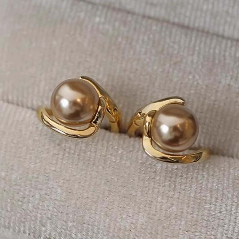 Simple champagne gold bead ear buckle, niche design sense, high-end stud earrings, fashion temperament, retro pearl earrings.