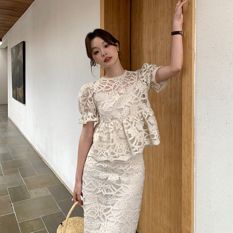Hollow high-waisted hip-hugging lace skirt