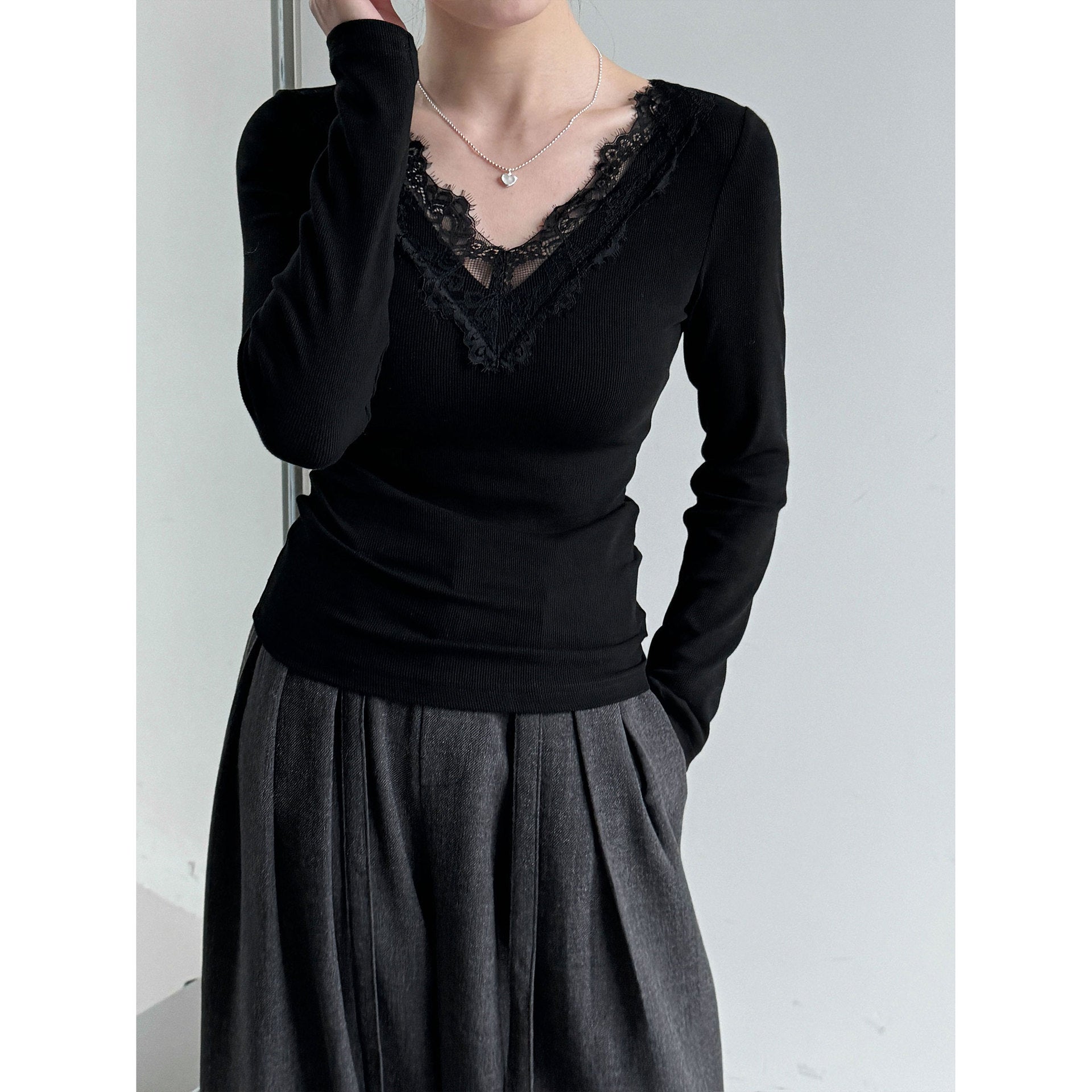 Korean gentle V-neck lace bottoming shirt women's early spring splicing knitted slim inner top