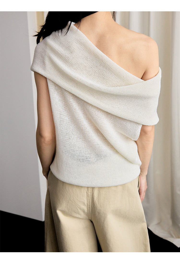 Wear more than one dress, but you can wear a lazy knitted sweater with straight shoulders and slanted shoulders.