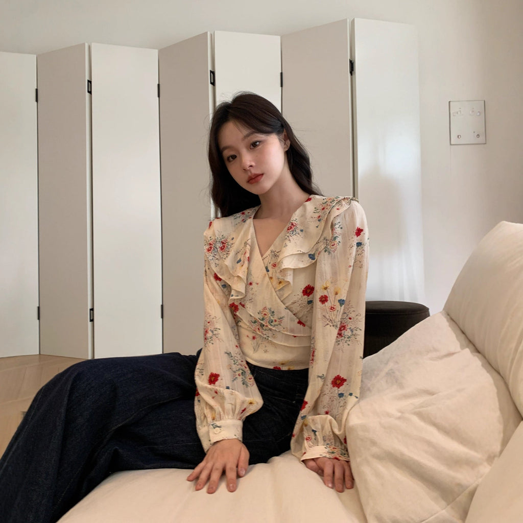 Age-reducing short strap floral ruffle shirt