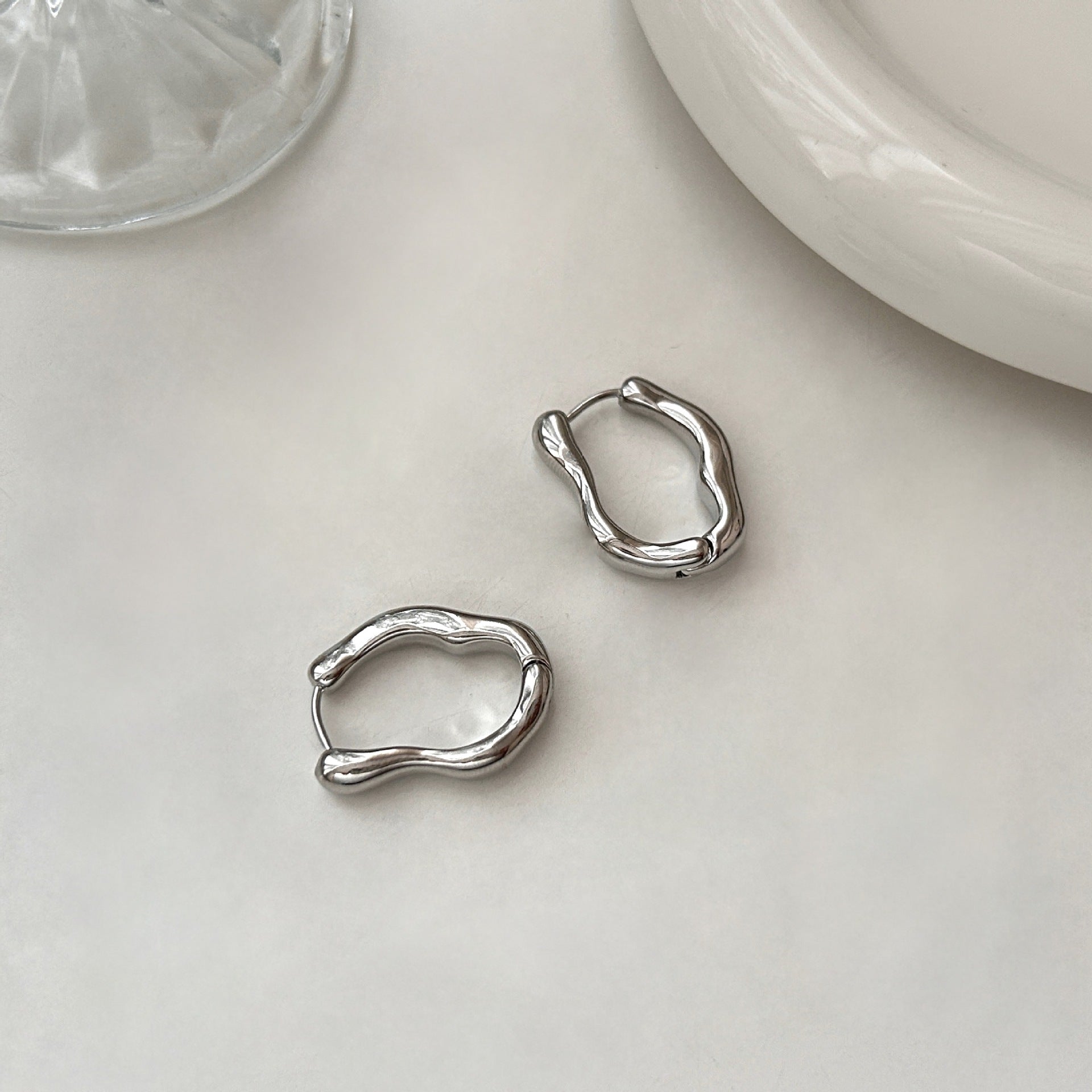 Light luxury Hong Kong style earrings women's geometric oval explosion high-end element ring earrings niche design ear buckle direct sales