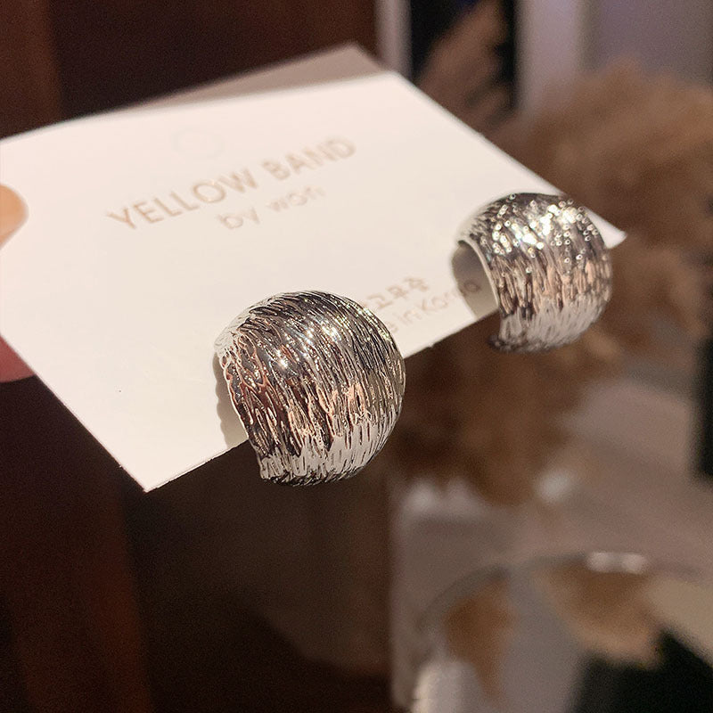 Niche design sense advanced cold wind light luxury gold stud earrings texture ball earrings