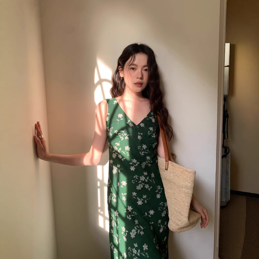 Slim-fitting lines and beautiful floral V-neck sleeveless dress
