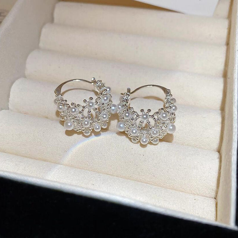 Retro pearl hollow earrings light luxury high-end ear buckle pearl flower basket personalized design unique and beautiful earrings