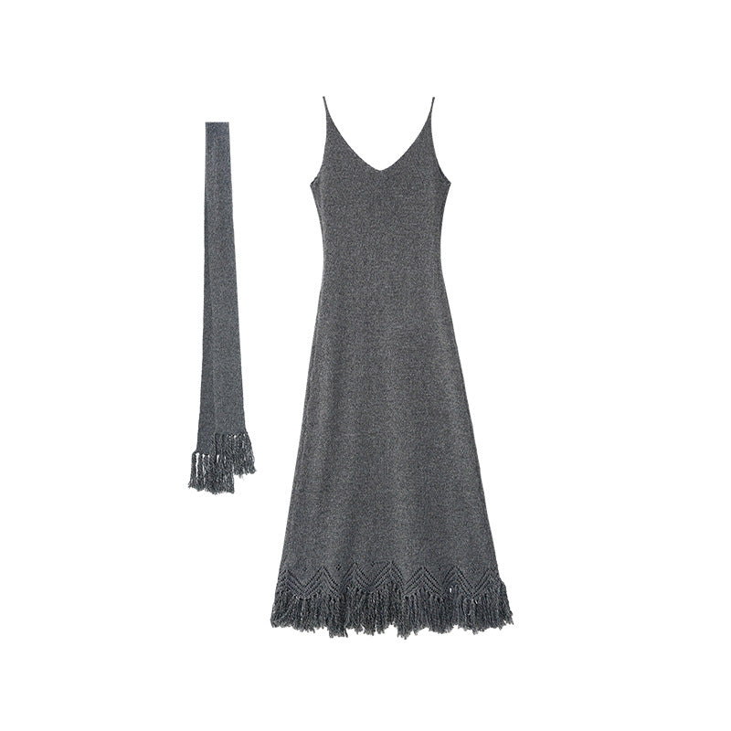 Slim-fit V-neck fringed inside with knitted suspender dress