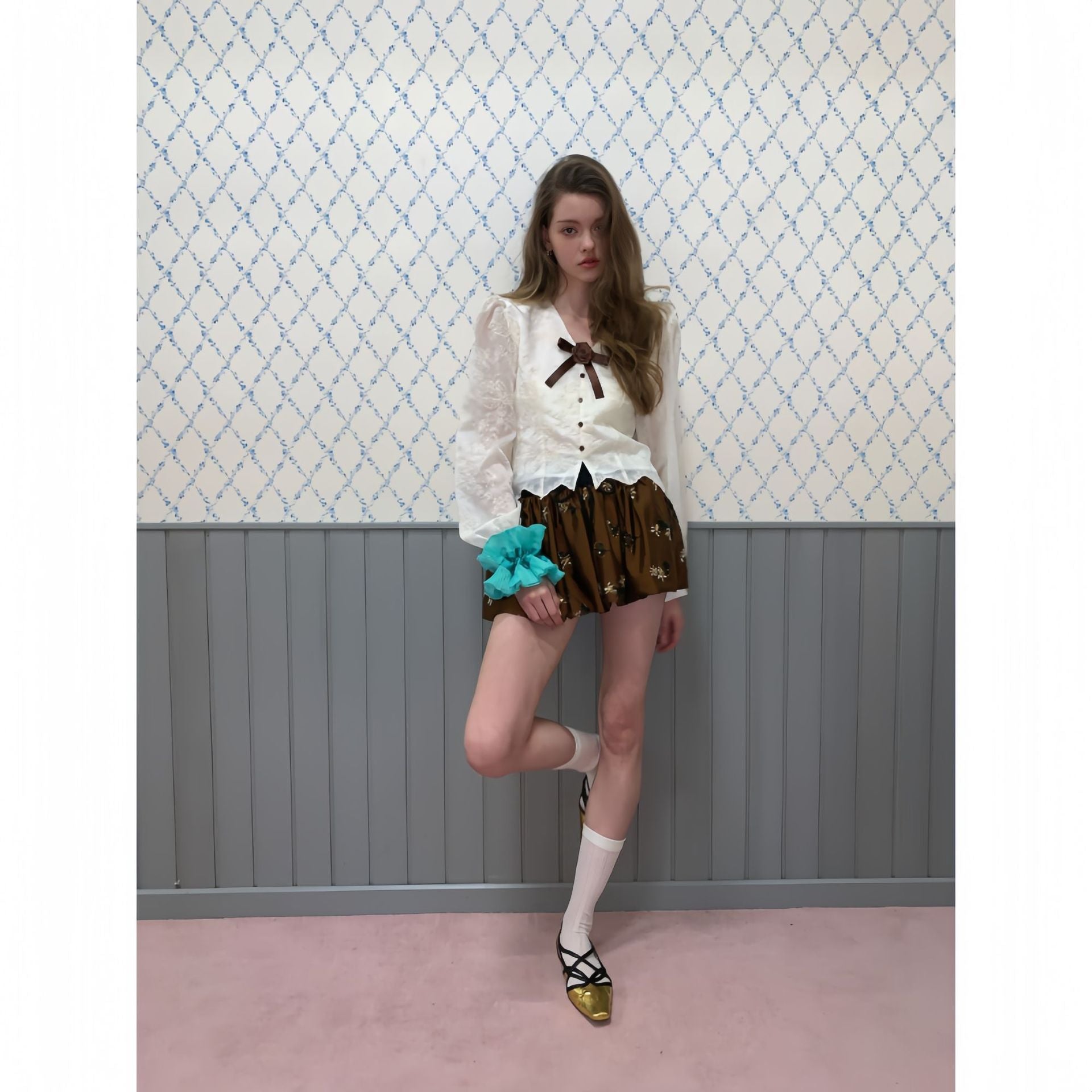 Beautiful age-reducing embroidered bow top