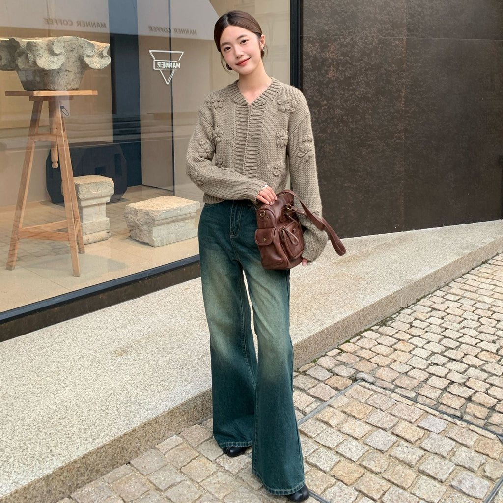 Versatile washed old high-waisted and slightly pulled jeans