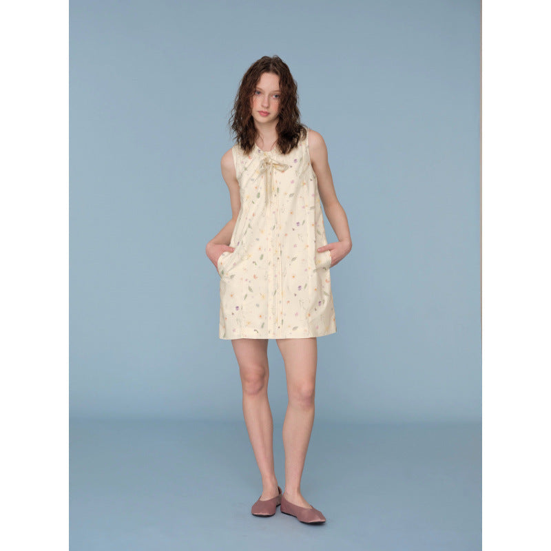Romantic sweet and smart bow-decorated sleeveless dress