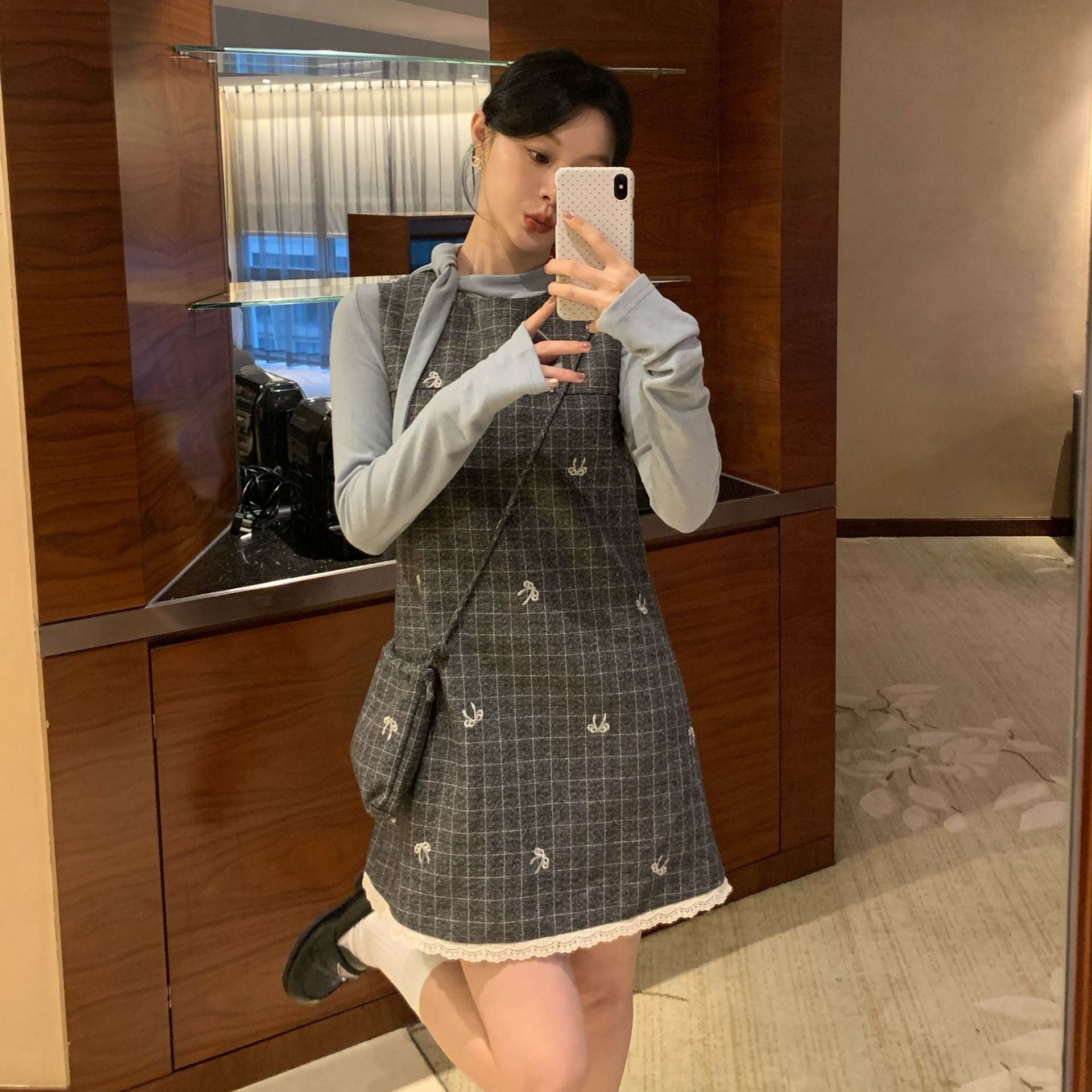 Gentle and sweet age-reducing lace-up collar slim-fitting long-sleeved bottoming shirt