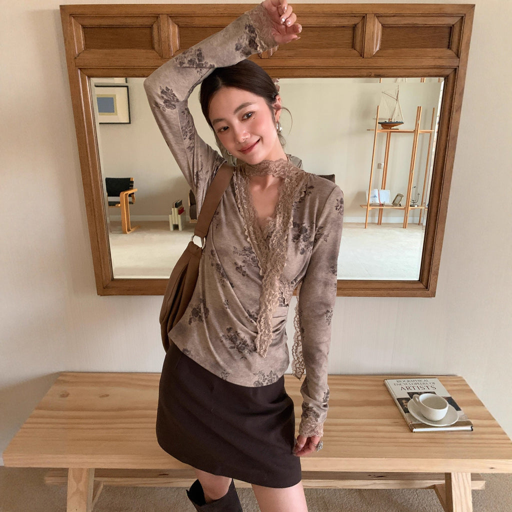 Beautiful slim-fit lace-trimmed streamer v-neck long-sleeved bottoming shirt