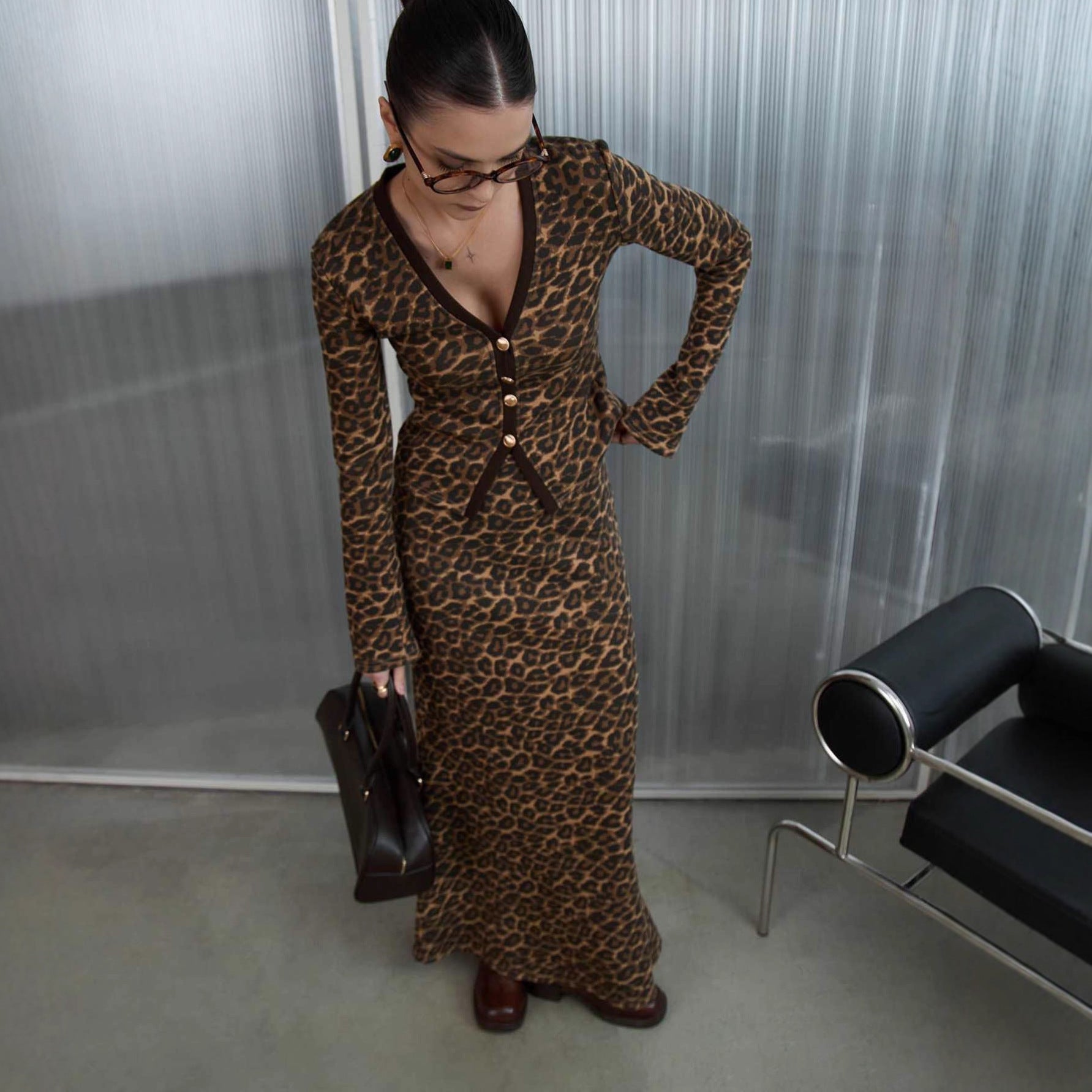 Stylish leopard print hip-hugging skirt