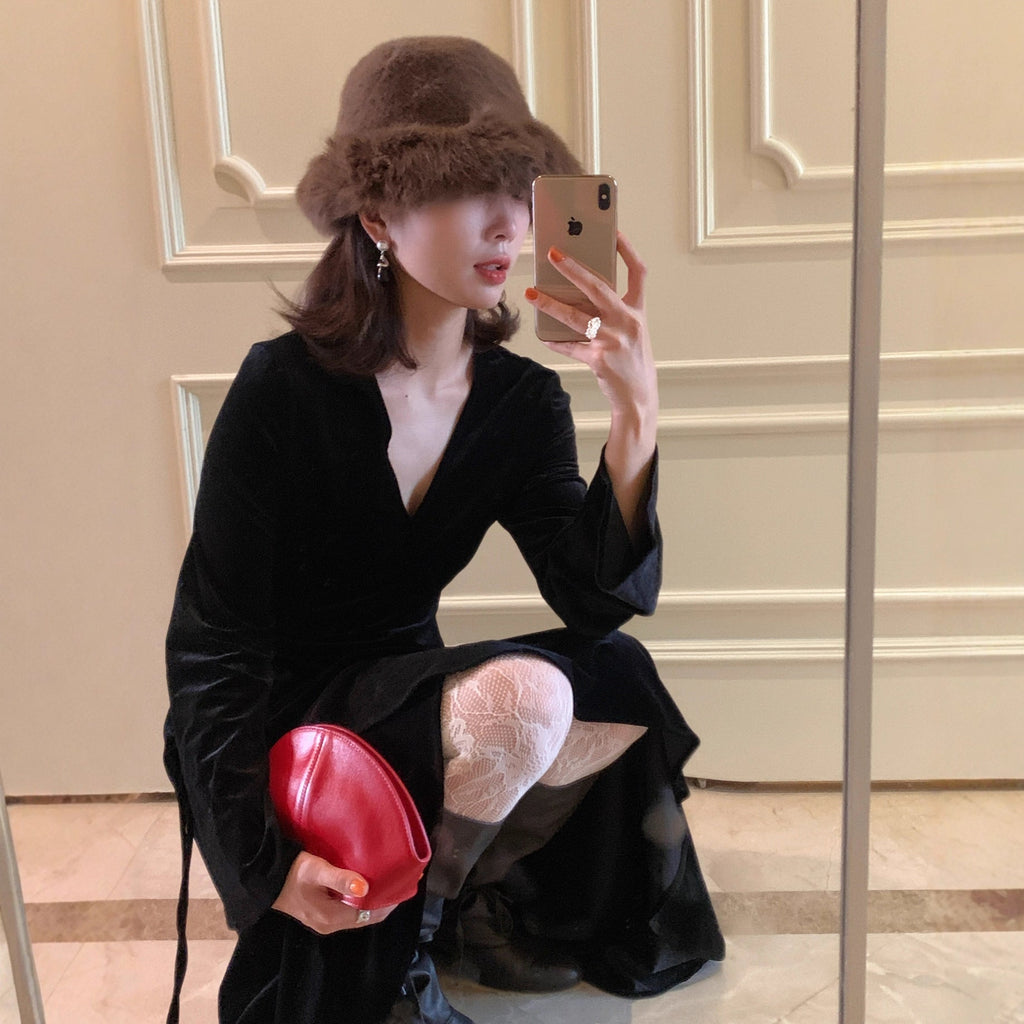 Black velvet dress with an irregular temperament at the waist