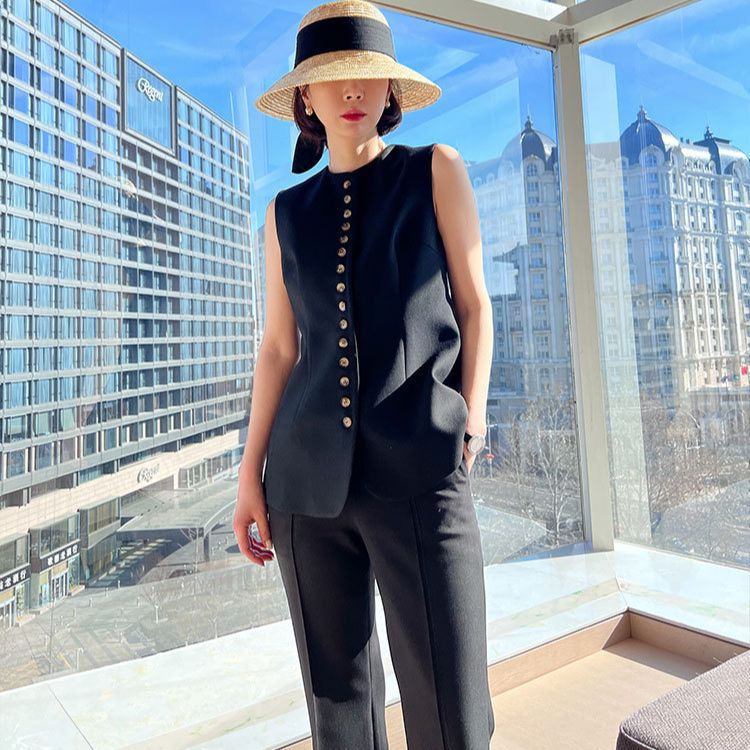 Single-breasted vest, stacked coat in early spring, commuter top