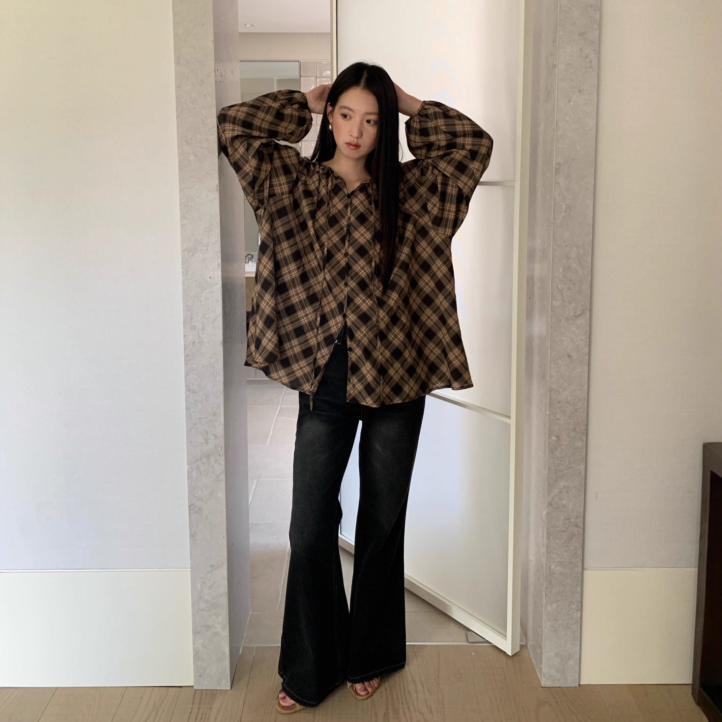 Versatile and slim high-waisted dark gray fashion slightly pulled jeans