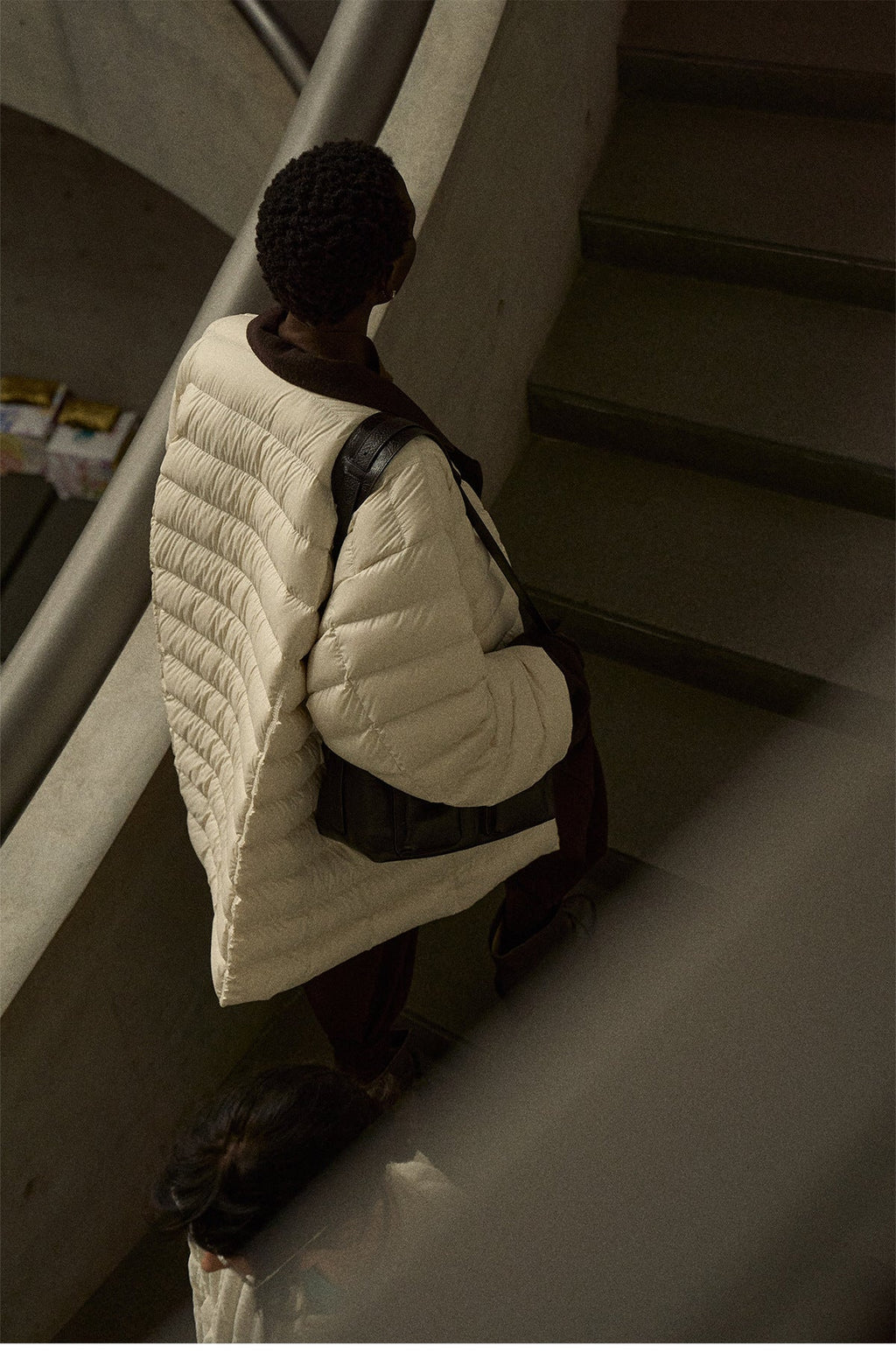 Nolleless silhouette quilted ribs to keep warm, light like clouds 90 white duck down jacket