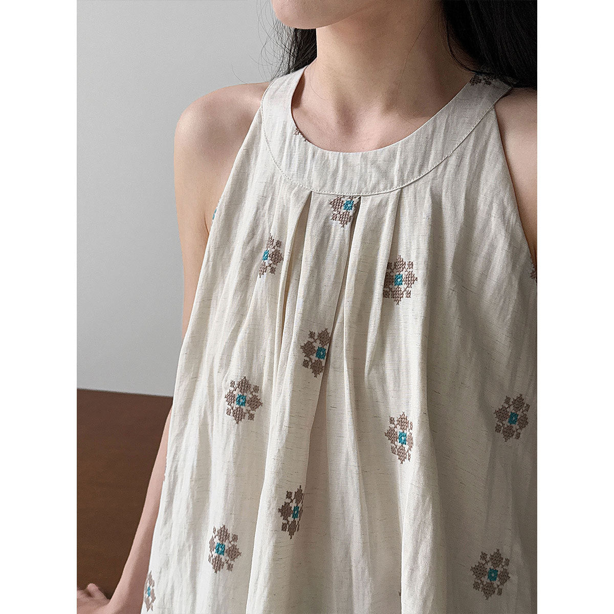 Heavy industry embroidery ~ Korean lazy sleeveless halterneck vest women's summer linen cut-out camisole top