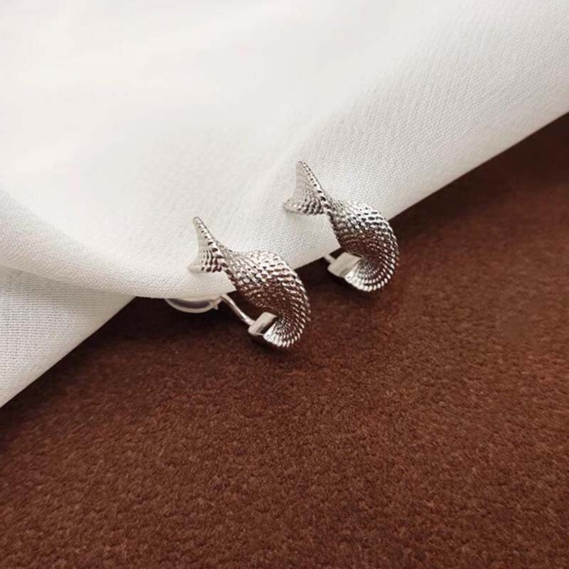 French simple niche design sense twist metal earrings, advanced sense ear clips, no ear holes, mosquito coil disc earrings