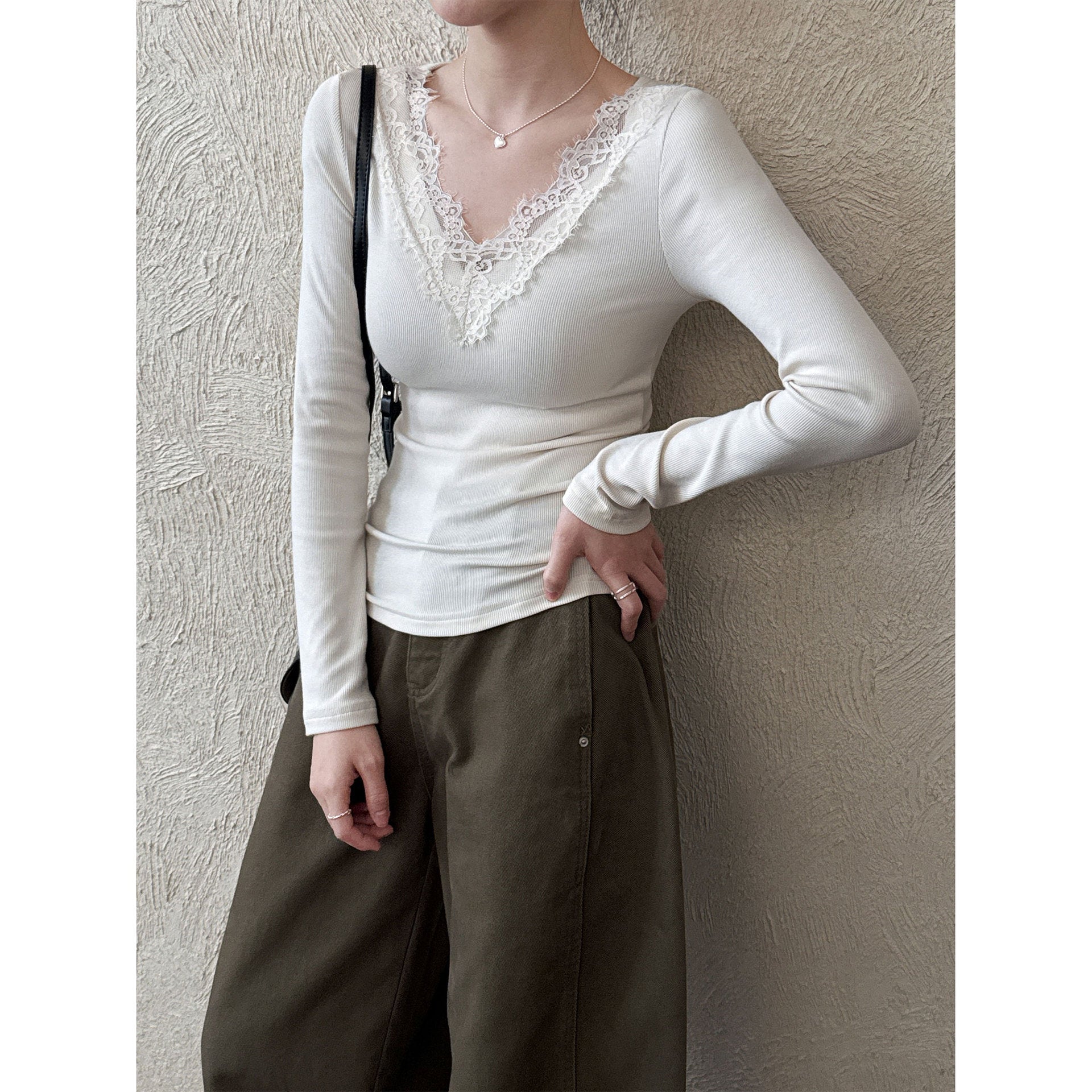Korean gentle V-neck lace bottoming shirt women's early spring splicing knitted slim inner top