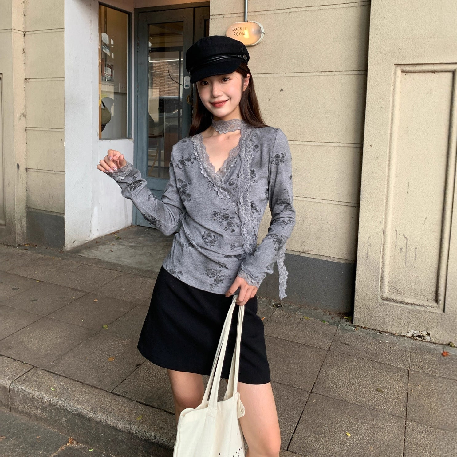 Beautiful slim-fit lace-trimmed streamer v-neck long-sleeved bottoming shirt