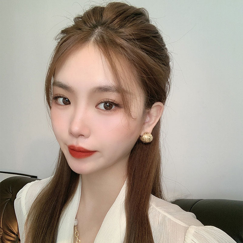 Niche design sense advanced cold wind light luxury gold stud earrings texture ball earrings